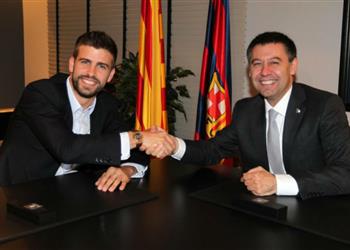 رئيس برشلونة يدافع عن بيكيه