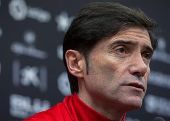 مدرب فالنسيا يتمنى عدم مشاركة ميسي في كأس ملك إسبانيا