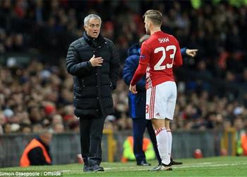 مورينيو يكافئ ظهير مانشستر يونايتد