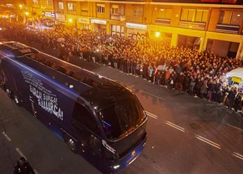 فيديو جماهير فالنسيا تحطم زجاج حافلة برشلونة بعد الهزيمة