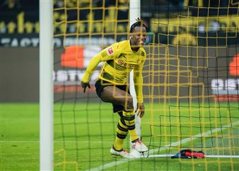 باتشواي وجوتزه يقودان دورتموند للفوز على هامبورج