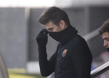 بيكيه يسابق الزمن لحل أزمة برشلونة