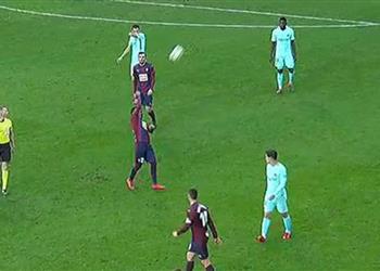 فيديو ماركا تعلق على قرار طرد لاعب إيبار أمام برشلونة