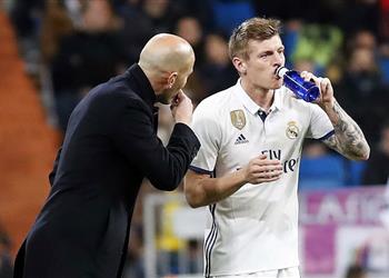 زيدان يعلن قائمة ريال مدريد لمواجهة بيتيس وغياب كروس