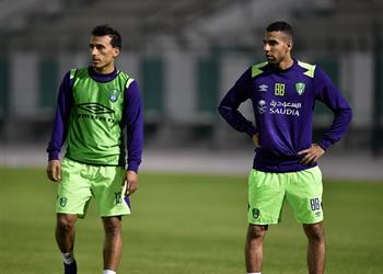 مؤمن زكريا ومحمد عبد الشافي يشعلان حرب أهلي جدة ضد المدرب