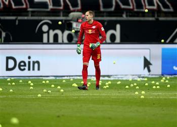 صور واقعة غريبة في مباراة فرانكفورت ولايبزيج بالدوري الألماني