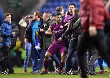 أجويرو يشتبك مع مشجع ويجان عقب الهزيمة في كأس الاتحاد