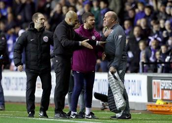 فيديو حقيقة اشتباك جوارديولا مع مدرب ويجان