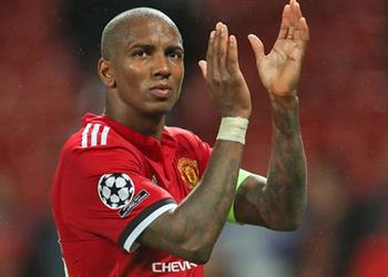 أشلي يونج شاركنا بدوري الأبطال لنفز بها