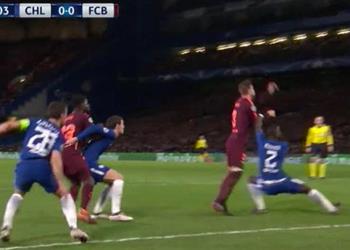 ماركا توضح هل يستحق بيكيه ركلة جزاء أمام تشيلسي