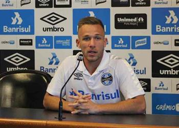 نجم جريميو يكشف هل حصل برشلونة على توقيعه