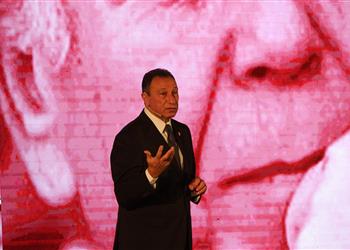 محمود الخطيب يعقد مؤتمرا صحفيا قبل رحلته العلاجية في ألمانيا