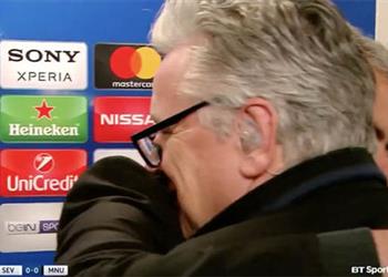 فيديو بوجبا يدفع مورينيو لـ معانقة مراسل