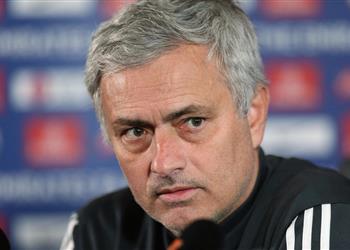 أسطورة إنجلترا يدافع عن أسلوب مورينيو الممل