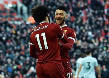تشامبرلين يمازح محمد صلاح بعد الفوز أمام وست هام