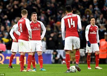 أسطورة مانشستر يونايتد يفتح النار على لاعبي أرسنال بسبب الطفل الباكي