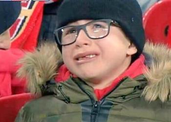 محمد النني يوجه رسالة إلى الطفل الباكي