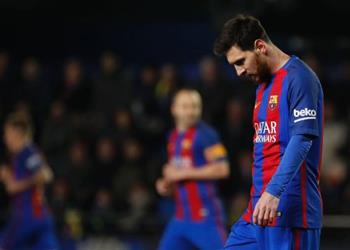 ميسي ينعي نجم برشلونة السابق بعد وفاته