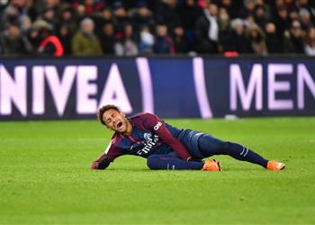 صورة نيمار يصل البرازيل ويظهر على كرسي متحرك