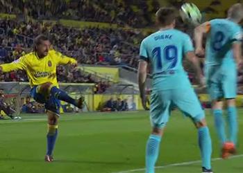 فيديو ماركا الحكم يحرم لاس بالماس من ركلة جزاء أمام برشلونة