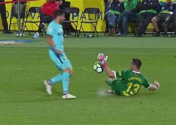 بالفيديو الحكم يتغاضى عن طرد حارس لاس بالماس