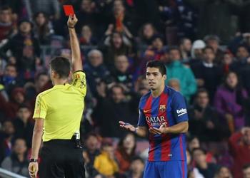 حكم مباراة برشلونة وأتلتيكو مدريد يهدد سواريز وروبيرتو