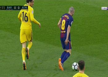 فيديو إنييستا يورط برشلونة بإصابة وشكوك حول مشاركته أمام تشيلسي