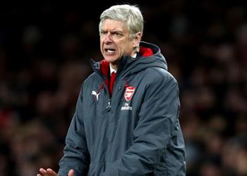 لاعبو أرسنال يطالبون بالإطاحة بفينجر