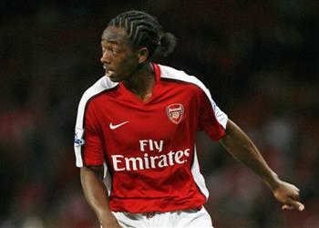 كوميديا حكم يطرد لاعب آرسنال السابق بسبب اسمه