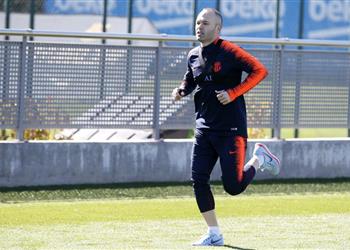 إنييستا يسابق الزمن للحاق بمباراة تشيلسي وفالفيردي يتخذ قرار ا جديدا