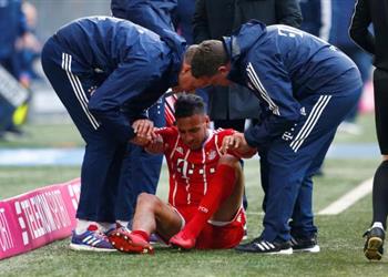 صور نجم بايرن ميونخ يغادر الملعب باكي ا بعد إصابة قوية