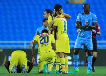 فيديو عصام الحضري وعماد متعب يشاركان في السقوط أمام الباطن