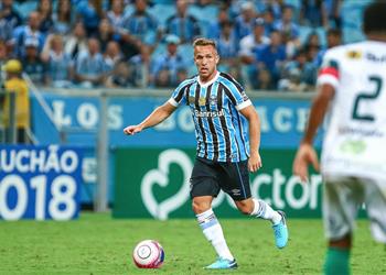 برشلونة يحذف تغريدات الترحيب بصفقة آرثر والسبب