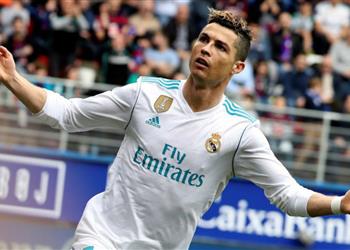 رونالدو يخبر زملائه بهدفه في الموسم الحالي