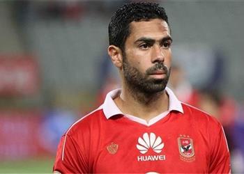أحمد فتحي يلبي طلب طفل أهلاوي في مباراة إنبي