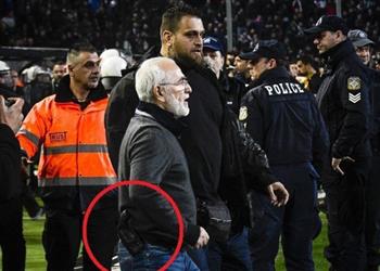 رئيس نادي باوك يقتحم مباراة فريقه ضد أيك بـ مسدس