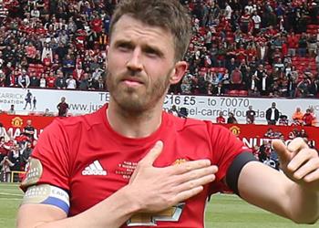 مايكل كاريك يعلن اعتزاله بنهاية الموسم