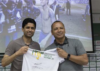 والد نيمار والخليفي ينهيان الجدل حول مستقبله مع باريس سان جيرمان