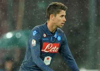 وكيل هدف ليفربول ومانشستر يونايتد يريد البقاء مع فريقه ولكن