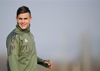 صورة ديبالا يظهر رد فعله من ارتباطه بتشجيع مانشستر يونايتد