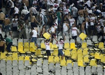 جماهير الزمالك تشتبك مع جبر في مباراة الرجاء
