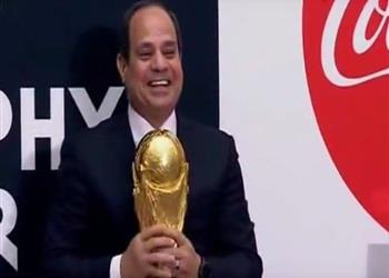 صور السيسي يحمل كأس العالم في الندوة التثقيفية