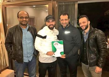 بالصور مرتضى منصور يعرض توقيع عبد الله السعيد للزمالك