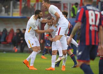 فيديو روما يعبر كروتوني بثنائية في الكالتشيو