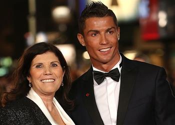 والدة رونالدو تسخر من منتقديه