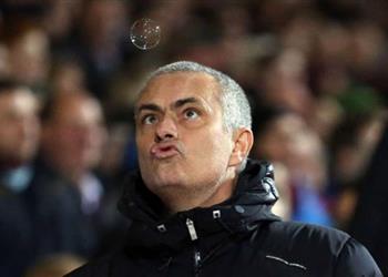 مورينيو يدفع لاعب مانشستر يونايتد إلى التفكير في الرحيل