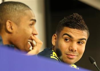 كاسيميرو سأقسم دوجلاس كوستا إلى نصفين في تلك الحالة