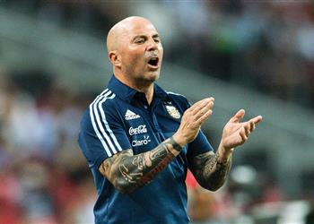 سامباولي يتراجع عن تصريحاته ضد ثنائي الأرجنتين ويكشف سبب غياب ميسي