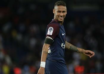 محمد صلاح أم نيمار مدافع ليفربول يعلق