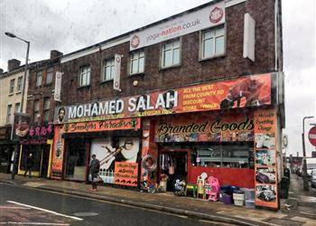 فيديو بريطاني يحول اسم متجره إلى محمد صلاح الملك المصري ويوضح السبب